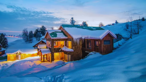 best snow destinations in India, snowfall places in India, winter destinations India 2025, Gulmarg snow travel, Manali winter trip, Auli skiing India, Shimla in winter, Tawang snow season, Lachung Sikkim snow, Nainital snowfall, Dalhousie winter travel, Kufri snow, Pahalgam winter, hill stations with snow, India snow holidays.