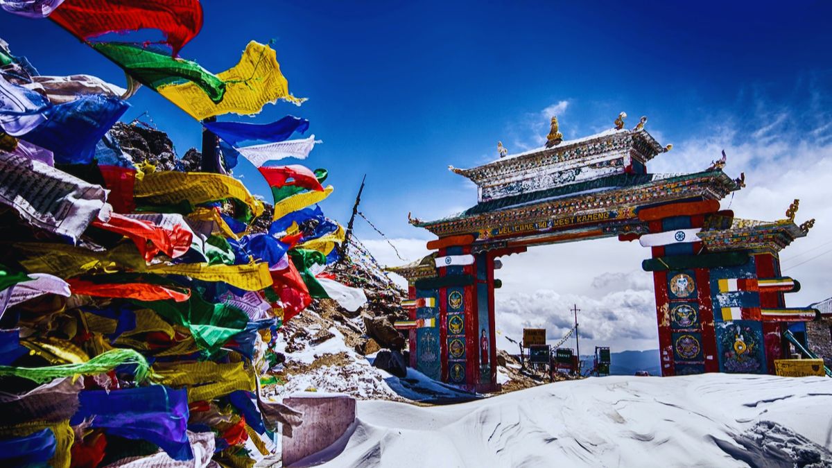 best snow destinations in India, snowfall places in India, winter destinations India 2025, Gulmarg snow travel, Manali winter trip, Auli skiing India, Shimla in winter, Tawang snow season, Lachung Sikkim snow, Nainital snowfall, Dalhousie winter travel, Kufri snow, Pahalgam winter, hill stations with snow, India snow holidays.